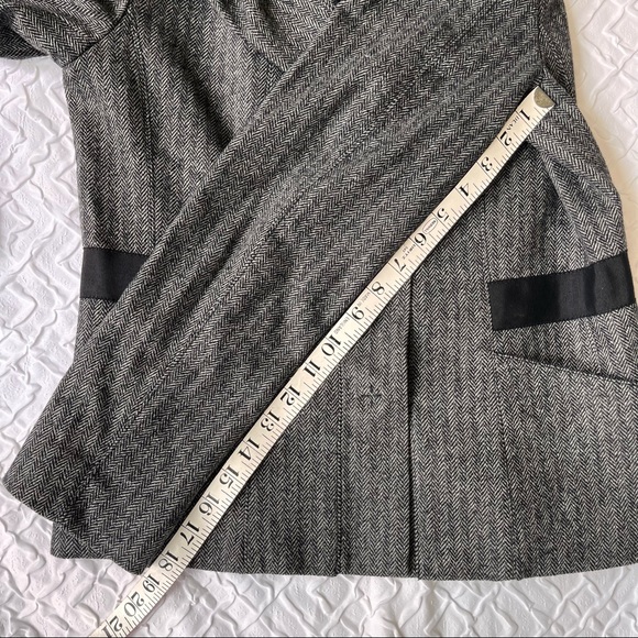 Tahari Women's Gray Black Tweed Ruffle Neck Blazer Jacket DETAILS size 8 /10 - Picture 12 of 15